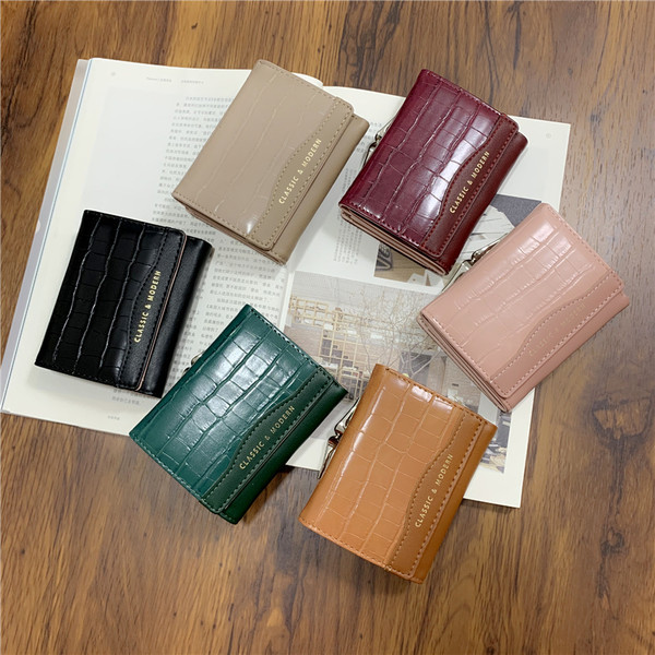 Naiste nahast rahakott metallist luku ja kirjaga