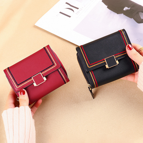 Έκο δερμάτινο πορτοφόλι γυναικείου μοντέλου με μεταλλική στερέωση και κεντήματα