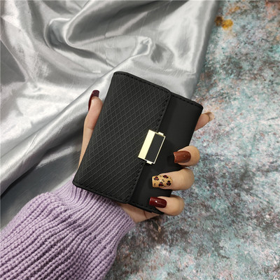 Mitmes värvitoonis metallist mattusega naiste rahakott