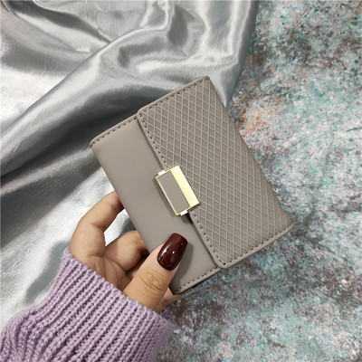 Mitmes värvitoonis metallist mattusega naiste rahakott