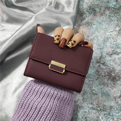 Mitmes värvitoonis metallist mattusega naiste rahakott