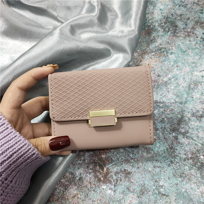 Mitmes värvitoonis metallist mattusega naiste rahakott