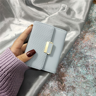 Mitmes värvitoonis metallist mattusega naiste rahakott