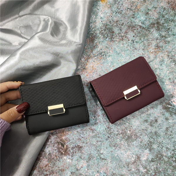 Mitmes värvitoonis metallist mattusega naiste rahakott