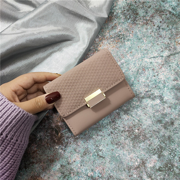 Mitmes värvitoonis metallist mattusega naiste rahakott