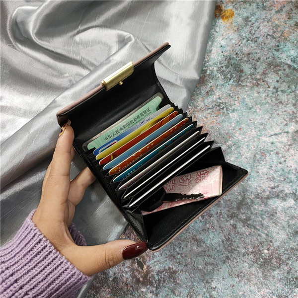 Mitmes värvitoonis metallist mattusega naiste rahakott