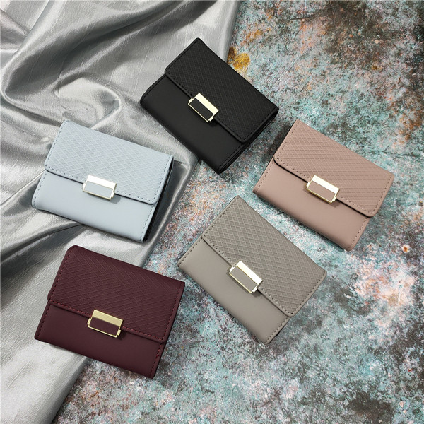 Mitmes värvitoonis metallist mattusega naiste rahakott