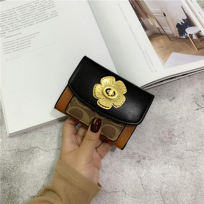 Γυναικείο πορτοφόλι νέο μοντέλο με πριτσίνια και μεταλλική στερέωση