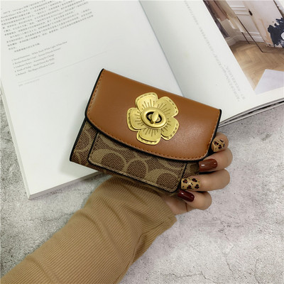 Γυναικείο πορτοφόλι νέο μοντέλο με πριτσίνια και μεταλλική στερέωση