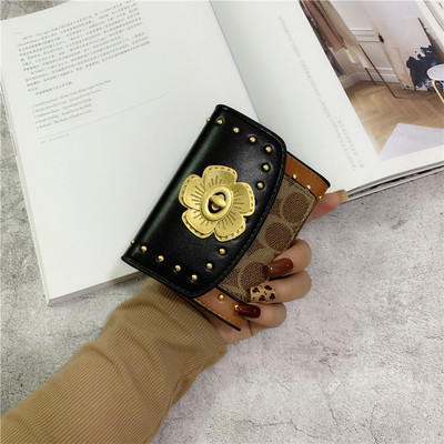 Γυναικείο πορτοφόλι νέο μοντέλο με πριτσίνια και μεταλλική στερέωση