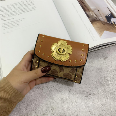 Γυναικείο πορτοφόλι νέο μοντέλο με πριτσίνια και μεταλλική στερέωση