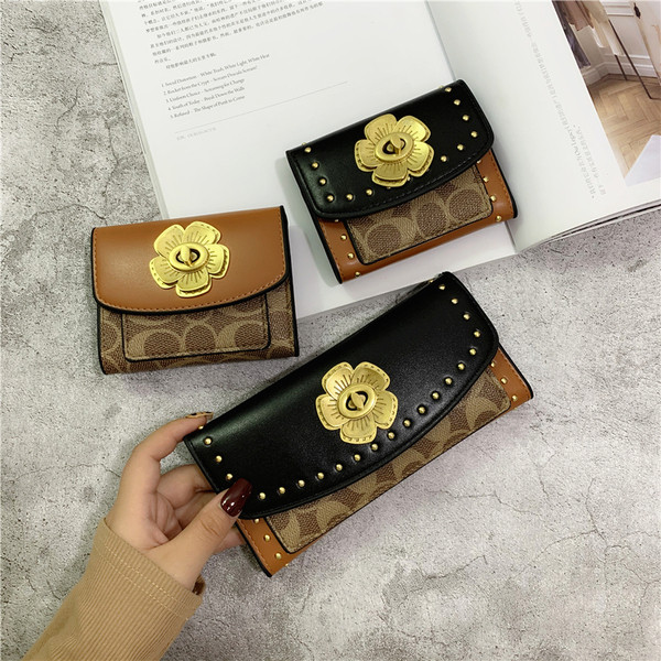 Γυναικείο πορτοφόλι νέο μοντέλο με πριτσίνια και μεταλλική στερέωση