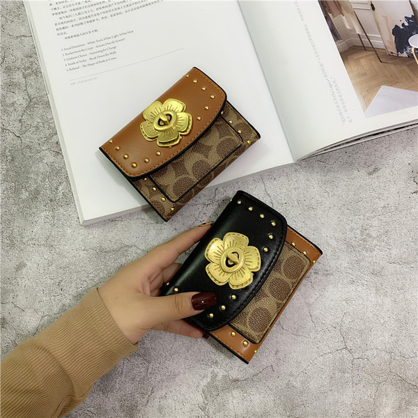 Γυναικείο πορτοφόλι νέο μοντέλο με πριτσίνια και μεταλλική στερέωση