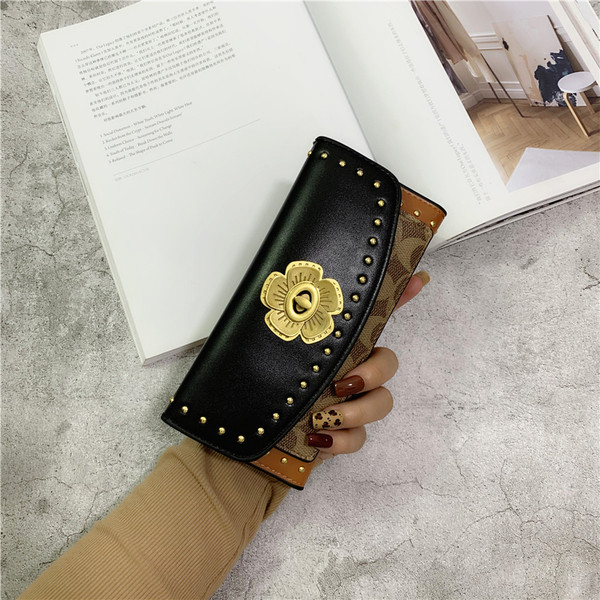 Γυναικείο πορτοφόλι νέο μοντέλο με πριτσίνια και μεταλλική στερέωση