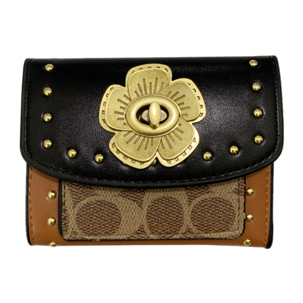 Γυναικείο πορτοφόλι νέο μοντέλο με πριτσίνια και μεταλλική στερέωση