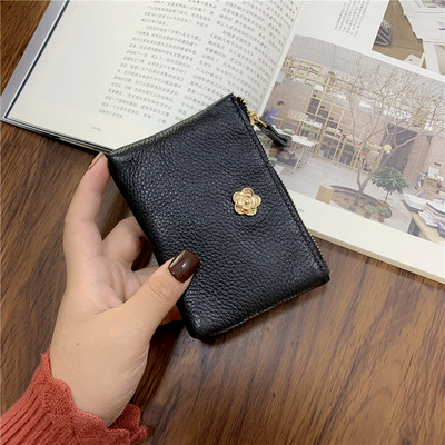 Γυναικείο πορτοφόλι με φερμουάρ και μεταλλικό στοιχείο σε διάφορα χρώματα