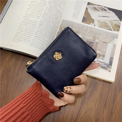 Γυναικείο πορτοφόλι με φερμουάρ και μεταλλικό στοιχείο σε διάφορα χρώματα