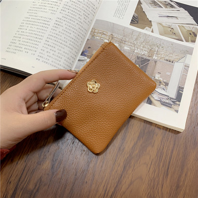 Γυναικείο πορτοφόλι με φερμουάρ και μεταλλικό στοιχείο σε διάφορα χρώματα