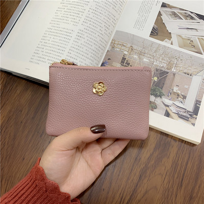 Γυναικείο πορτοφόλι με φερμουάρ και μεταλλικό στοιχείο σε διάφορα χρώματα