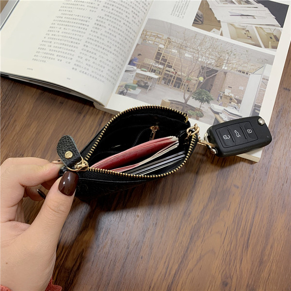 Γυναικείο πορτοφόλι με φερμουάρ και μεταλλικό στοιχείο σε διάφορα χρώματα