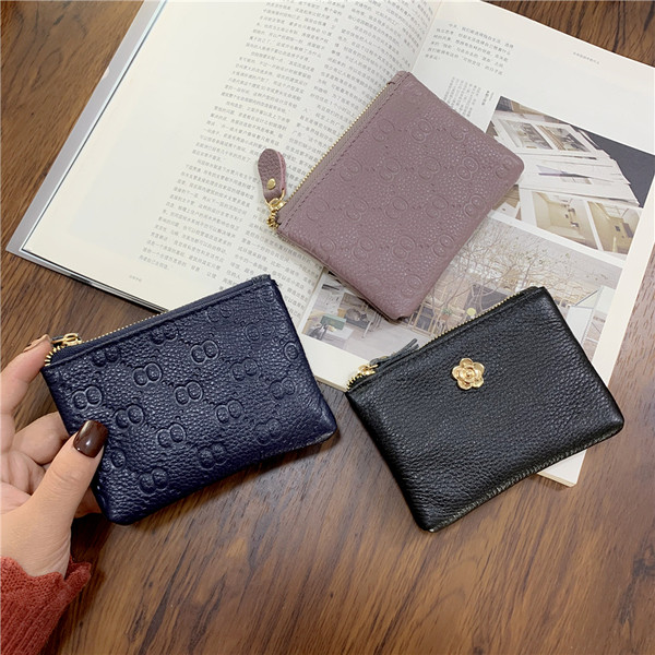 Γυναικείο πορτοφόλι με φερμουάρ και μεταλλικό στοιχείο σε διάφορα χρώματα