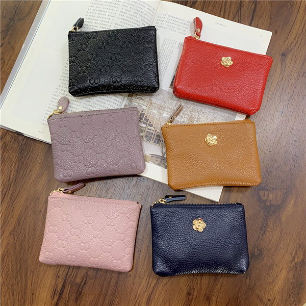 Γυναικείο πορτοφόλι με φερμουάρ και μεταλλικό στοιχείο σε διάφορα χρώματα