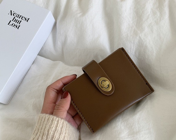 Kis bőr pénztárca fém csattal