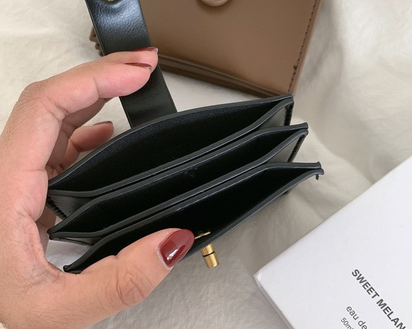 Kis bőr pénztárca fém csattal