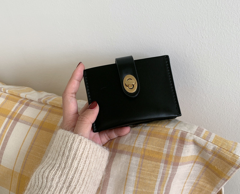 Kis bőr pénztárca fém csattal