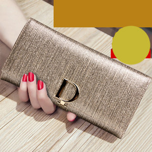 Μοντέρνο γυναικείο πορτοφόλι με γυαλιστερό μοτίβο και μεταλλική στερέωση