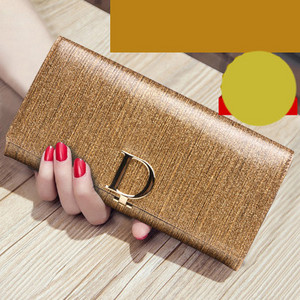 Μοντέρνο γυναικείο πορτοφόλι με γυαλιστερό μοτίβο και μεταλλική στερέωση