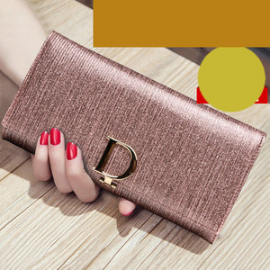 Μοντέρνο γυναικείο πορτοφόλι με γυαλιστερό μοτίβο και μεταλλική στερέωση