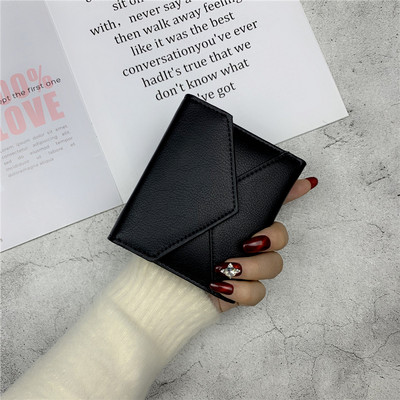 Model običnog novčanika s metalnim kopčanjem