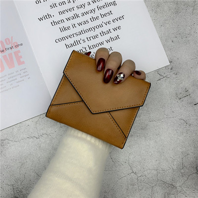 Model običnog novčanika s metalnim kopčanjem