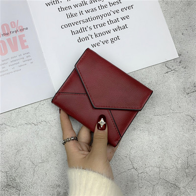 Model običnog novčanika s metalnim kopčanjem