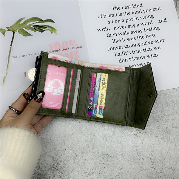 Model običnog novčanika s metalnim kopčanjem