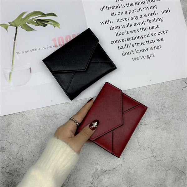 Model običnog novčanika s metalnim kopčanjem