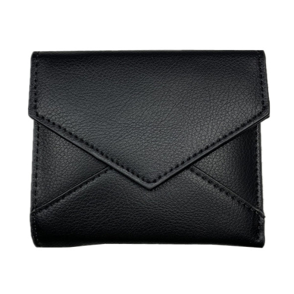 Model običnog novčanika s metalnim kopčanjem