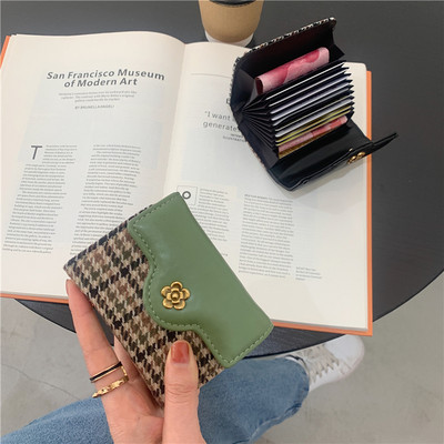 Kis női pénztárca fém díszítéssel