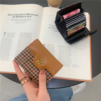 Kis női pénztárca fém díszítéssel