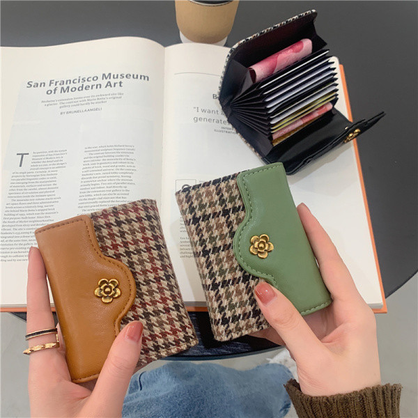 Kis női pénztárca fém díszítéssel