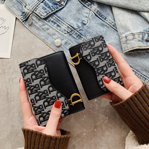 Novi model torbice sa metalnim ukrasom