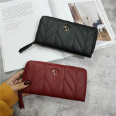 Női bőr pénztárca fém díszítéssel és bőr fogantyúval