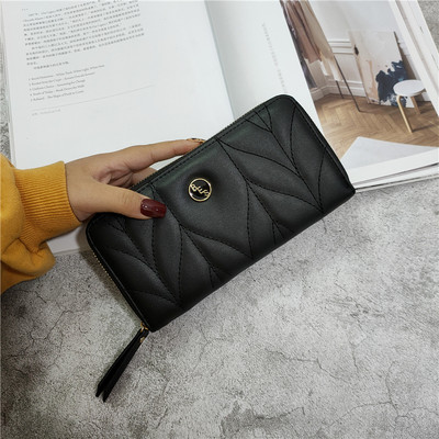 Női bőr pénztárca fém díszítéssel és bőr fogantyúval