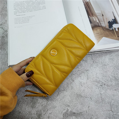 Női bőr pénztárca fém díszítéssel és bőr fogantyúval