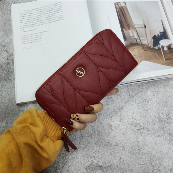 Női bőr pénztárca fém díszítéssel és bőr fogantyúval