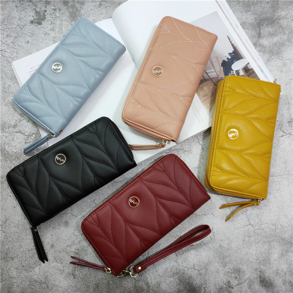 Női bőr pénztárca fém díszítéssel és bőr fogantyúval