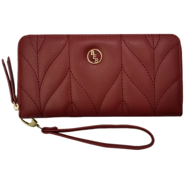 Női bőr pénztárca fém díszítéssel és bőr fogantyúval