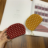 Női pénztárca fém medállal és cipzárral