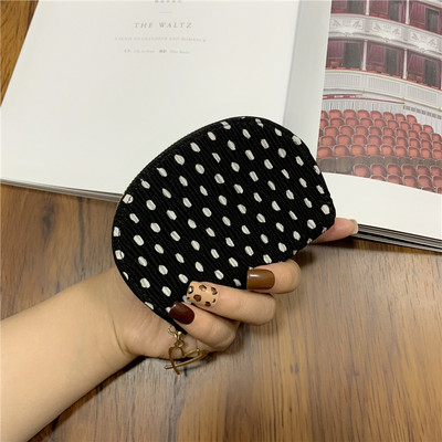 Női pénztárca fém medállal és cipzárral